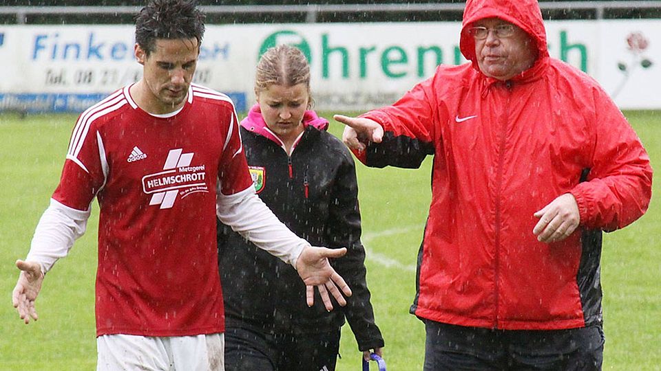 In der kommenden Saison gibt der bisherige Co-Trainer Julian Joachim (links) beim TSV Welden als kickender Coach alleine die Kommandos. Er tritt die Nachfolge von Till Hofmann (rechts) an.	   F.: Karin Tautz
