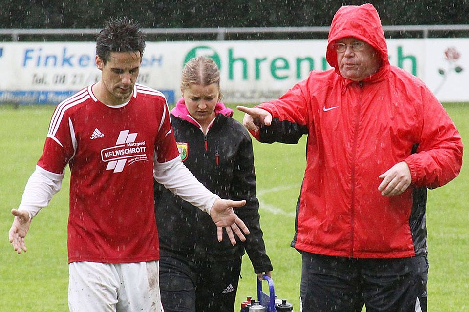In der kommenden Saison gibt der bisherige Co-Trainer Julian Joachim (links) beim TSV Welden als kickender Coach alleine die Kommandos. Er tritt die Nachfolge von Till Hofmann (rechts) an.	   F.: Karin Tautz