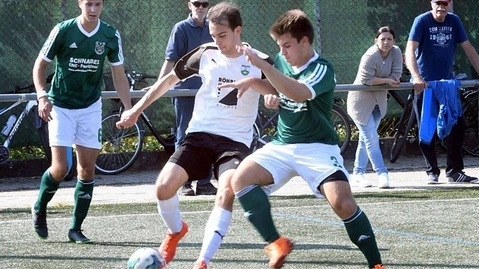 Das Kreisoberliga-Punktspiel vor knapp zwei Wochen hat Starkenburgia Heppenheim (Mitte Niklas Wildenberg) gegen die KSG Mitlechtern(links Jonas Ripper, rechts Dominik Kießler) gewonnen, das Zweitrunden-Kreispokalspiel am Mittwochabend indes verloren.