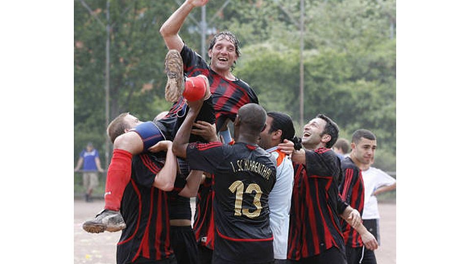 Von seinen damaligen Mitstreitern wird Stavros Polichronakis nach dem Aufstieg in die Kreisoberliga 2009 frenetisch gefeiert. Foto: Privat.