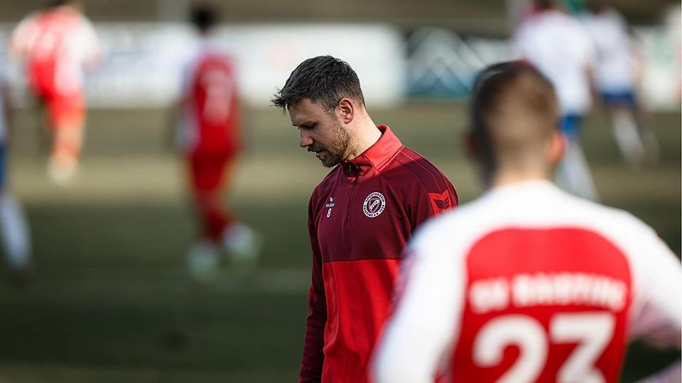Enttäuscht: SVR-Coach Hannes Franz (l.) wusste mit dem 0:2 in Olching ebenso wenig anzufangen wie Benedikt Stechele (r.). Mehrmals trafen die Raistinger die Latte.