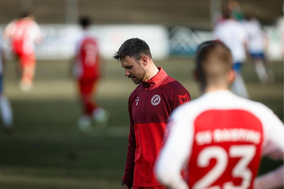 Enttäuscht: SVR-Coach Hannes Franz (l.) wusste mit dem 0:2 in Olching ebenso wenig anzufangen wie Benedikt Stechele (r.). Mehrmals trafen die Raistinger die Latte.