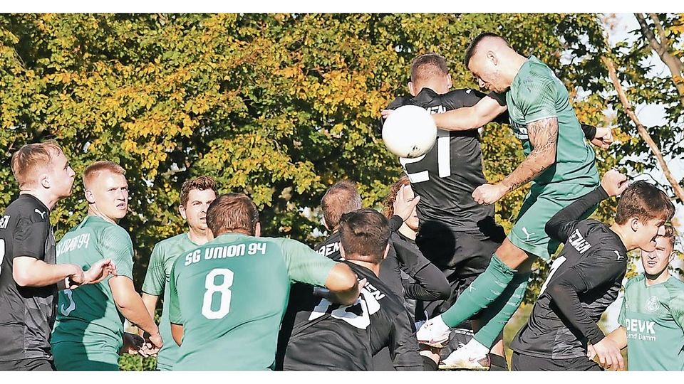 Schön was los im Strafraum von Dremmen: Würm-Linderns Thomas Schmidt steigt am höchsten, bringt den Ball aber nicht im Tor unter.