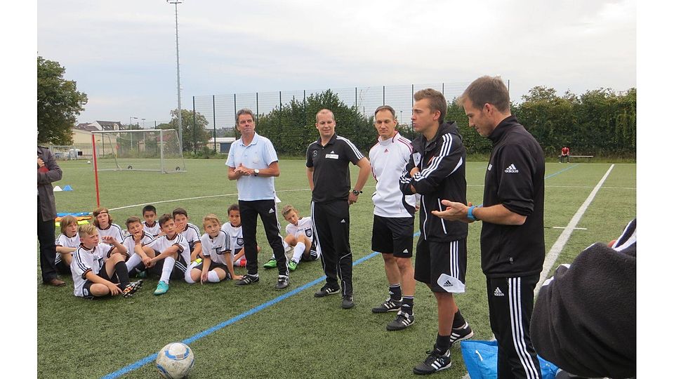 Uwe Meckbach (stehend links) und sein Team bei der Ansprache am DFB Infoabend. F: Marth