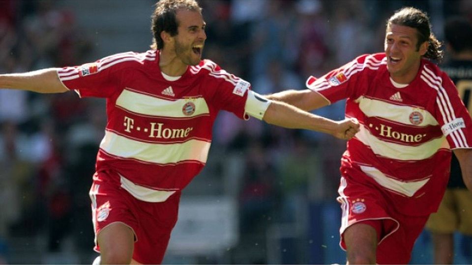 Mehmet Scholl (l., hier mit Martin Demichelis) spielte von 1992 bis 2007 für den FC Bayern Archivbild vom (19.05.2007). picture-alliance/ dpa / Peter Kneffel