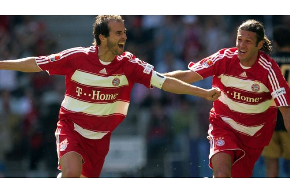 Mehmet Scholl (l., hier mit Martin Demichelis) spielte von 1992 bis 2007 für den FC Bayern Archivbild vom (19.05.2007). picture-alliance/ dpa / Peter Kneffel