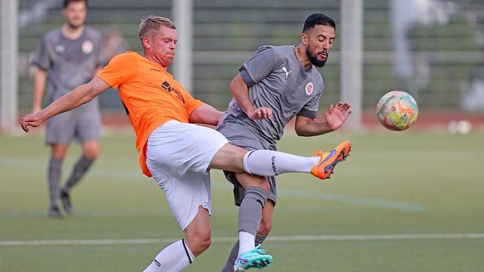 Gerit Wintermeyer (l.) traf dreifach für den FC Bierstadt, Mo Tahiri vom Türkischen SV legte vier Treffer auf.	