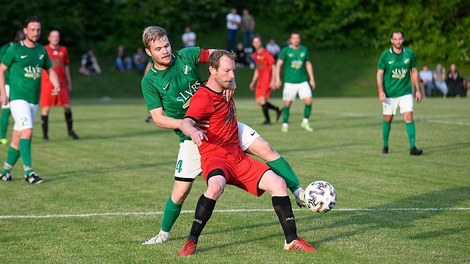 Von Zweikämpfen geprägt war das Relegationshinspiel zwischen Egling und dem SV Warngau. Hier versucht Warngaus Kapitän Bernhard Estner den späteren Torschützen Thomas Edelmann vom Ball zu trennen.