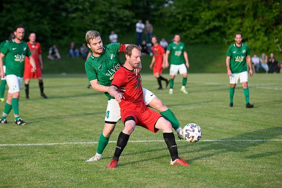 Von Zweikämpfen geprägt war das Relegationshinspiel zwischen Egling und dem SV Warngau. Hier versucht Warngaus Kapitän Bernhard Estner den späteren Torschützen Thomas Edelmann vom Ball zu trennen.