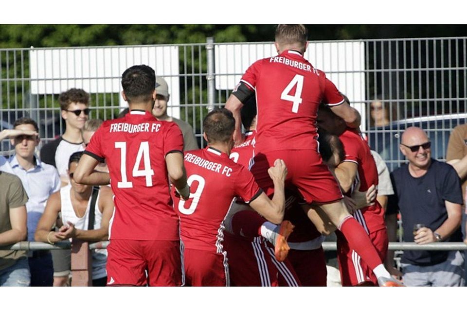 Jubel bei den Spielern des Freiburger FC über den 4:0-Erfolg | Foto: Benedikt Hecht