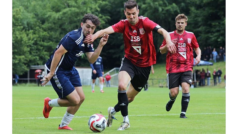 Christoph Eisenhauer (rechts), hier im Relegationsduell gegen Seckmauern, traf im Elfmeterschießen.	Foto: Herbert Krämer