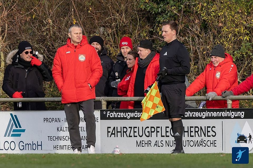 Heinrich Losing (rote Jacke) an der Seitenlinie für den SV Sonsbeck. Heinrich Losing (rote Jacke) an der Seitenlinie für den SV Sonsbeck.
