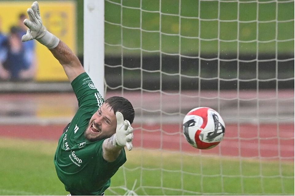 Neustadts Keeper Manuel Werner erahnte vergangenen Sonntag die Ecke beim Elfmeter von Überlingen, doch der Ball war nicht zu halten und schlug zum Ausgleich ein. Neustadts Keeper Manuel Werner erahnte vergangenen Sonntag die Ecke beim Elfmeter von Überlingen, doch der Ball war nicht zu halten und schlug zum Ausgleich ein.