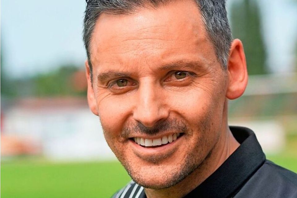 Geht mit einem Lachen: Pfaffenweilers Trainer Björn Schlageter.
