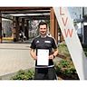 Andreas Klebl mit der Urkunde zur bestanden A-Lizenz-Prüfung vor der Sportschule des Fußball- und Leichtathletik-Verband Westfalen (FLVW) in Kamen-Kaiserau.