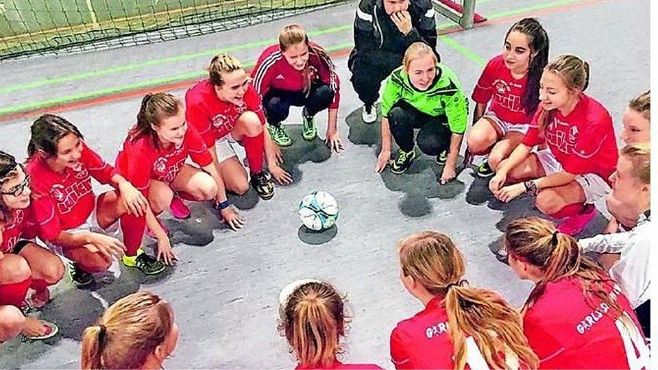 Eine verschworene Gemeinschaft: Die Auswahlmannschaft aus dem Fußballkreis Lübbecke freut sich auf das Turnier am kommenden Wochenende in der Lübbecker Kreissporthalle.