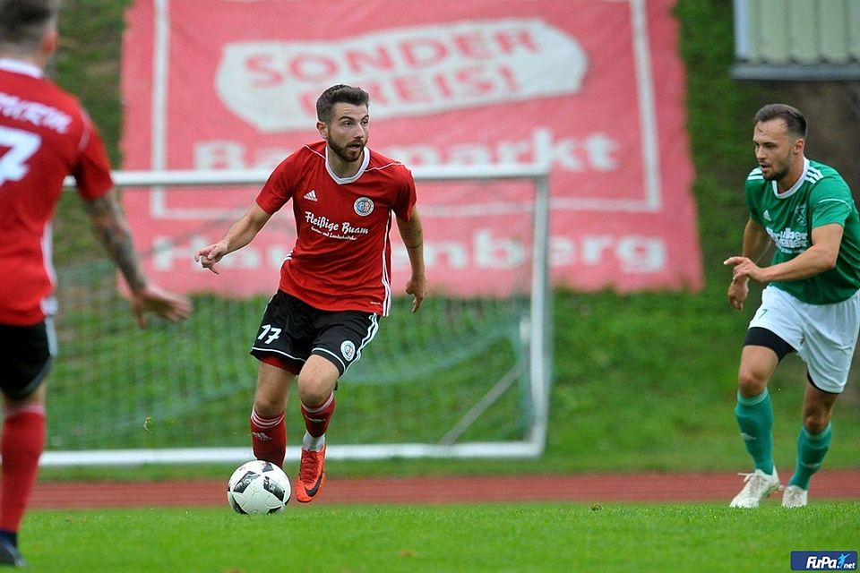 Alex Kotlik (am Ball für das Kreisliga-Team der Hauzenberger) läuft ab sofort für die SpVgg Osterhofen auf. 