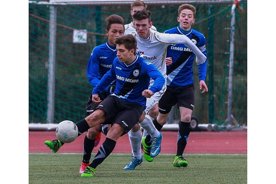 Einen Rückstand gedreht: Arminias B-Junioren (blaue Spielkleidung) kamen in der Landesliga nach einem 0:1-Pausenstand noch zu einem 2:1-Derbysieg beim VfL Theesen. F: Zobe