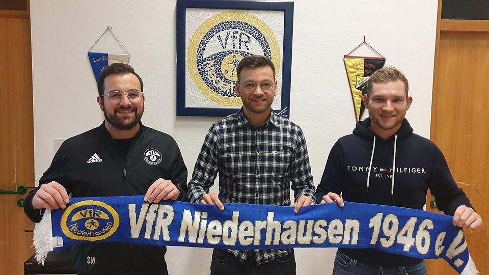 VfR-Funktionär Stephan Metzner (li.) begrüßt den neuen Chefcoach Alexander Schmid (Mitte) und Co-Spielertrainer Andre Vogel 