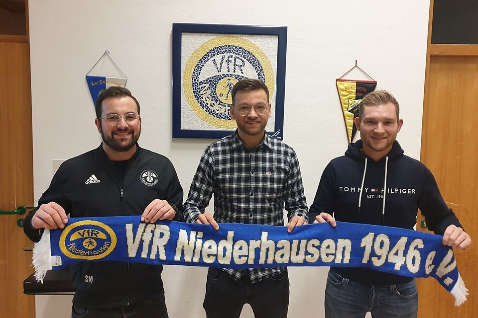 VfR-Funktionär Stephan Metzner (li.) begrüßt den neuen Chefcoach Alexander Schmid (Mitte) und Co-Spielertrainer Andre Vogel 