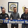 VfR-Funktionär Stephan Metzner (li.) begrüßt den neuen Chefcoach Alexander Schmid (Mitte) und Co-Spielertrainer Andre Vogel 