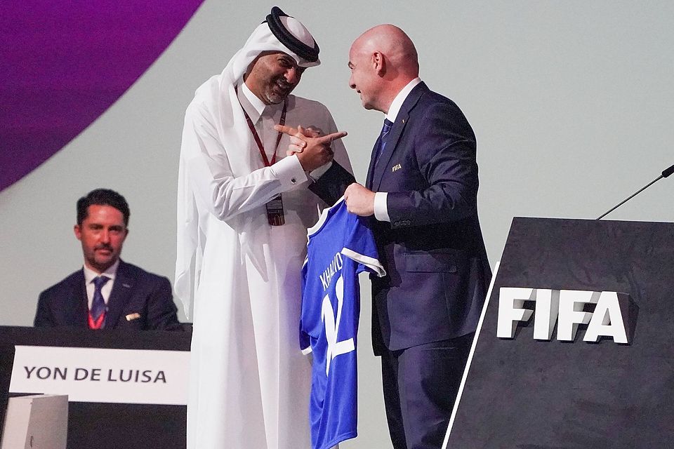 Freut sich auf die WM in der Wüste - und satte Gewinne: FIFA-Boss Gianni Infantino (re.)