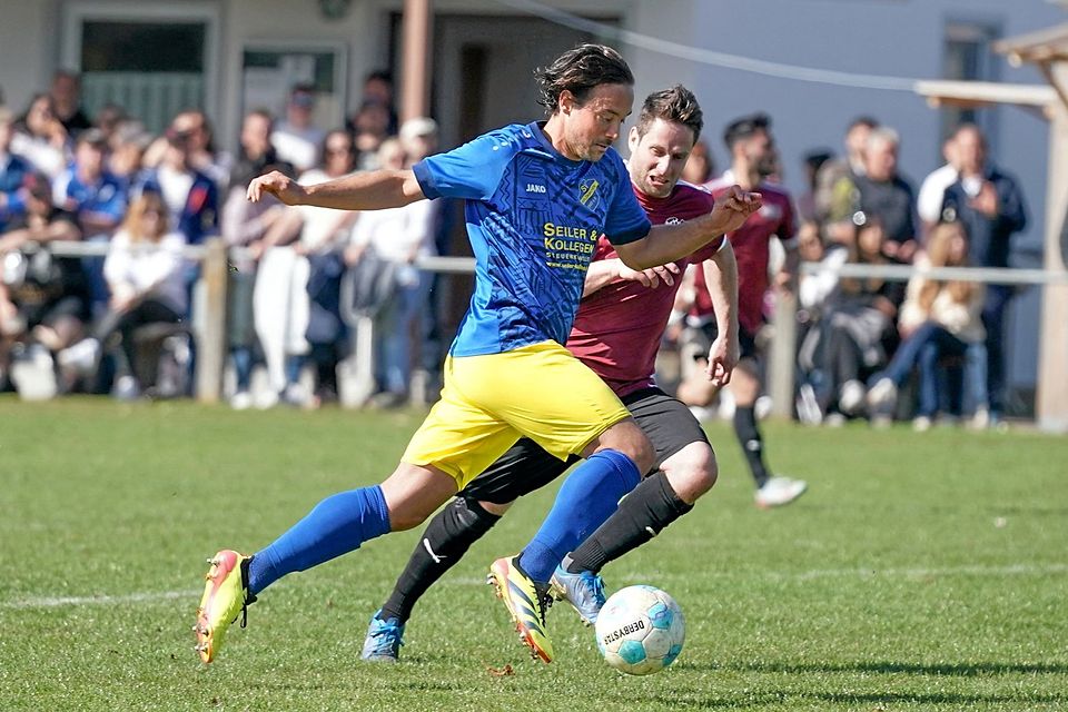 Andreas Herre (rechts) bleibt an Holzkirchens Spielertrainer Philipp Buser dran und holte mit der SG Ebermergen/Mündling ein 1:1.
