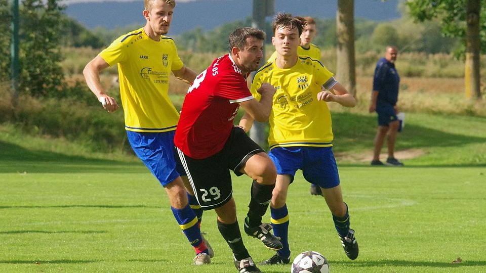 Spielertrainer Sinisa Rudan (Rot) steuerte drei Tore zum knappen Heimsieg seines FC Labertal bei.