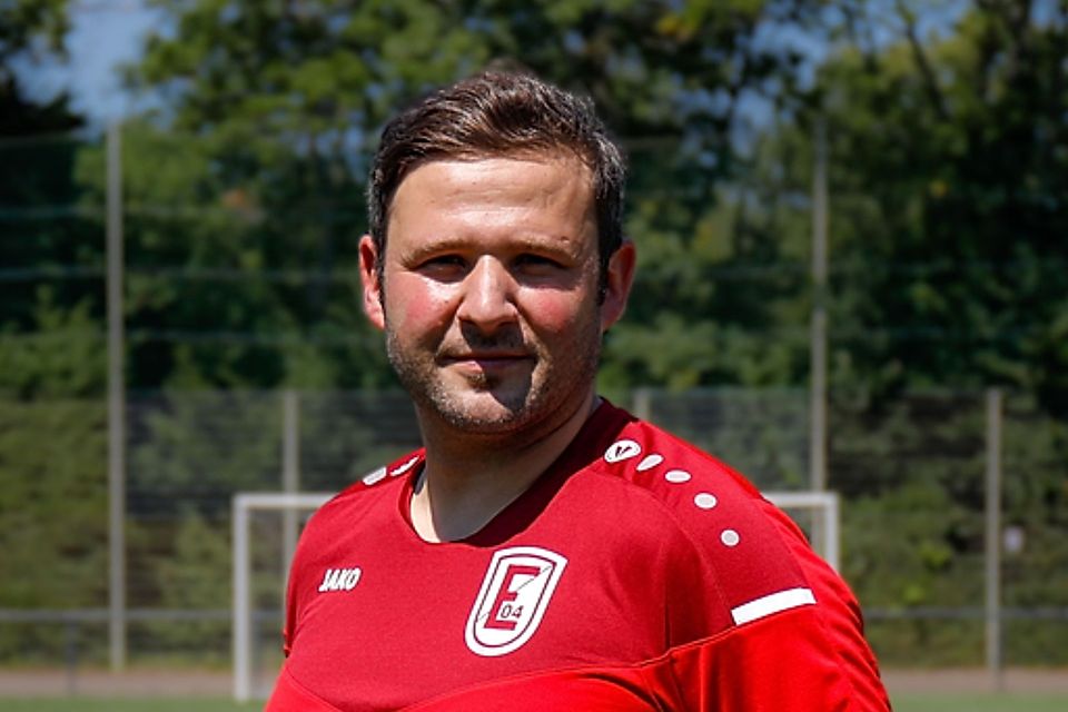 Kerim Kara hat seinen Vertrag beim TSV Eller verlängert.
