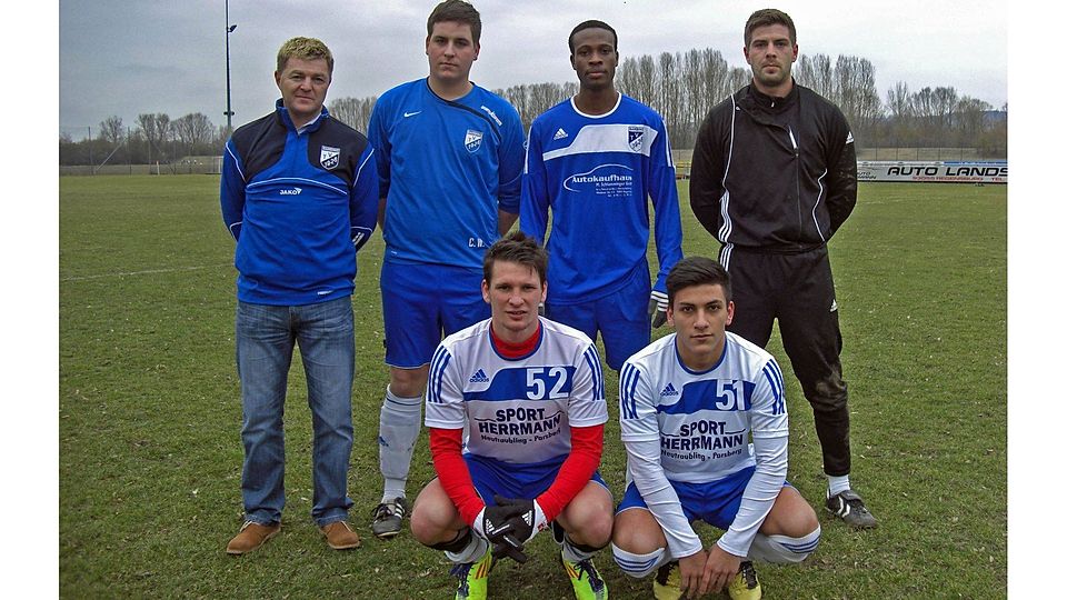 Barbings Neue mit Trainer Andreas Klein (hinten, links). Chris Walzer, Didi, Torwart Martin Höcherl (hinten von links), Yusuf Dindar und Yakup Dindar (vorne, von links)