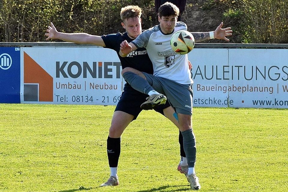 Valentin Hüber vom SC Oberweikertshofen (dunkles Trikot) im Spiel gegen den TV Erkheim.