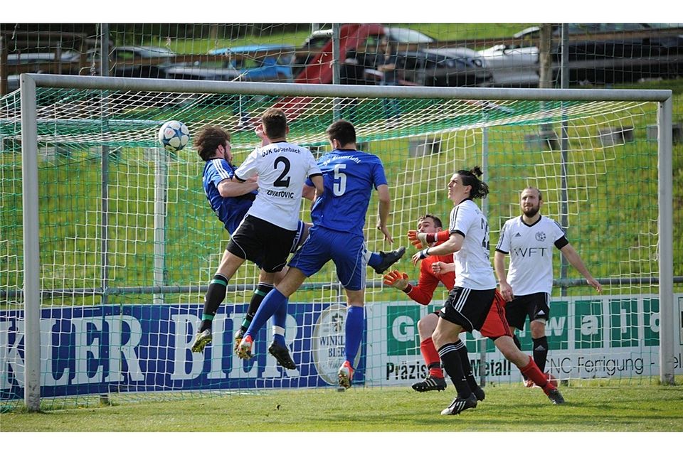 Die DJK Gebenbach (in Weiß) hatte Etzenricht zu Gast. Foto: Brückmann Die DJK Gebenbach (in Weiß) hatte Etzenricht zu Gast. Foto: Brückmann