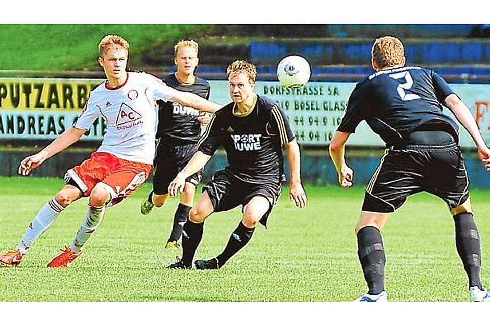 Friesoythes Spieler (dunkle Trikots) mussten sich im Bürgermeister-Elsen-Stadion Hansa 2:1 gegen Außenseiter SV Bösel (weißes Trikot) mächtig strecken. Björn Lichtfuß