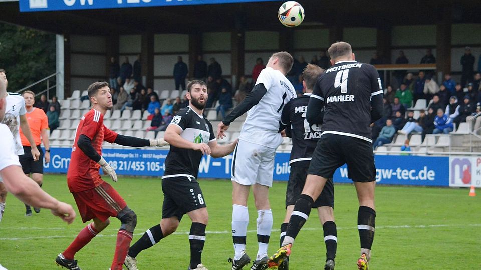 Am Ende stürmte selbst Dinkelscherbens Torhüter Lukas Kania mit in den gegnerischen Strafraum. Doch es half nichts, der TSV Meitingen brachte den 2:1-Sieg auf dem Kaiserberg über die Zeit.