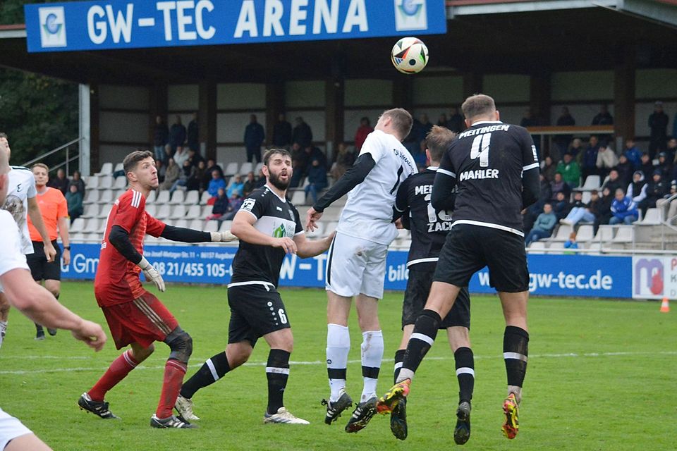 Am Ende stürmte selbst Dinkelscherbens Torhüter Lukas Kania mit in den gegnerischen Strafraum. Doch es half nichts, der TSV Meitingen brachte den 2:1-Sieg auf dem Kaiserberg über die Zeit.