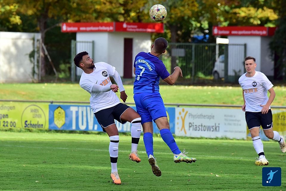 Begegnung auf Augenhöhe: Der FC Emmendingen (hier Patrice Wassmer, links, im Kopfballduell mit Valerio Lai) gewann das Auswärtsspiel beim SV Blau-Weiß Waltershofen knapp mit 2:1.