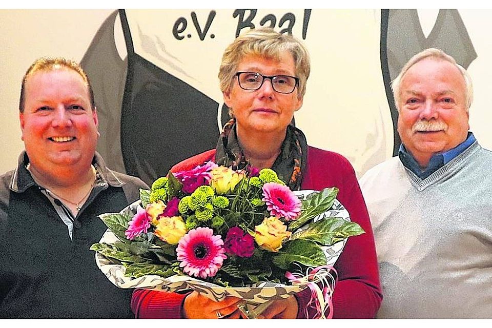 Ausgezeichnet: Vorsitzender Dirk Reinhold (l.) ehrte Agnes Harms aufgrund langjähriger Mitgliedschaft. Auch Fußballobmann Günter Reinhold gratulierte. Foto: Royal