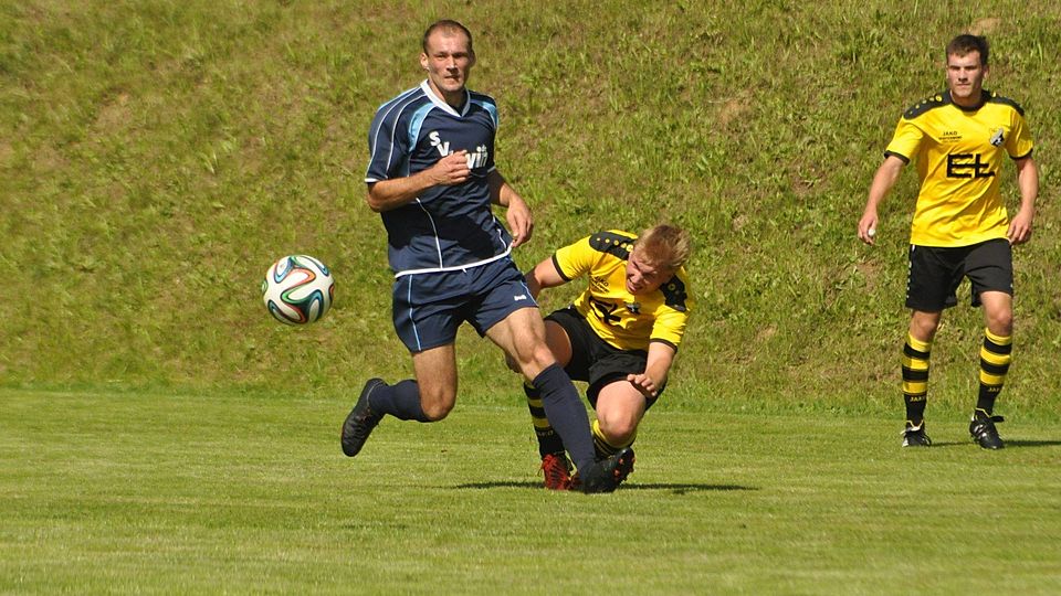 Rassige Zweikämpfe lieferten sich Adnan Jusic (SV Bonstetten) und Martin Gawronski (TSV Leitershofen). Foto: Oliver Reiser