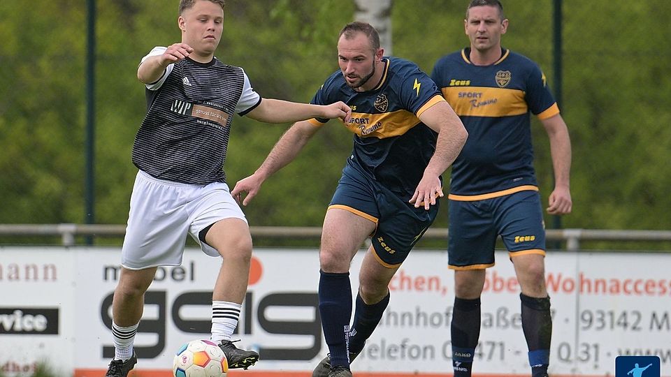 Der TV Bodenwöhr (in Blau) wahrt seine Restchance auf den Aufstieg.