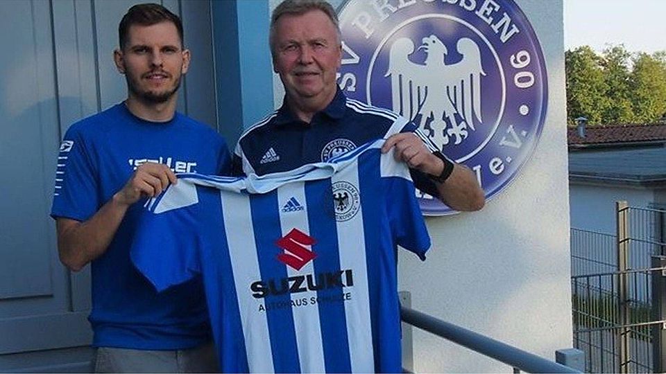 Teammanager Helmut Musick (rechts) begrüßt mit Marcel Vorndamm einen weiteren Neuzugang in Beeskow. Foto: Verein