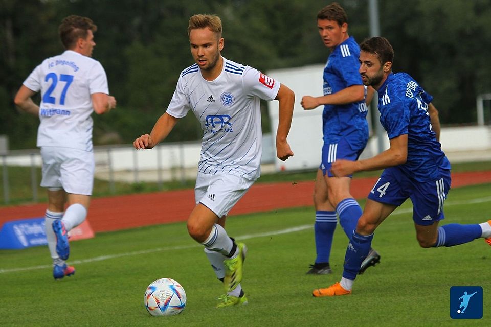 Trotz großer Personalprobleme reist der FC Dingolfing um Benjamin Sußbauer als klarer Favorit zur DJK-SV Altdorf.