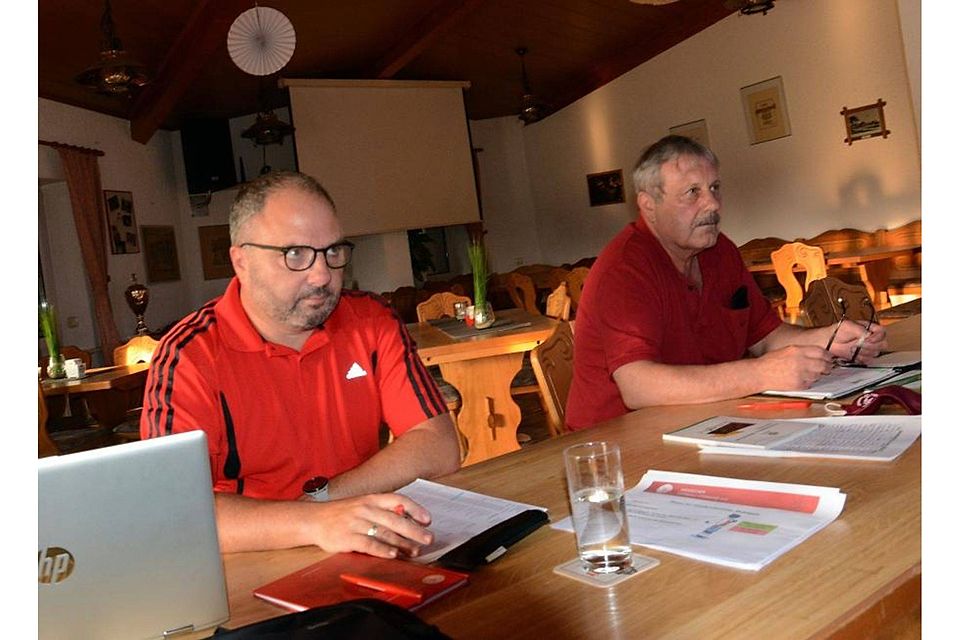 Jörg Dehler, Regionalbeauftragter Schiedsrichterwesen, und Klassenleiter Erhard Zink (von links) bei der Sitzung. 	Foto: Michelmann