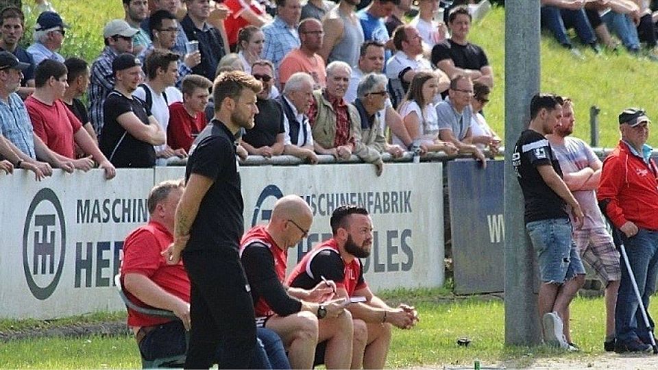 Regionalliga gegen A-Liga: Der SV Lippstadt um Coach Daniel Berlinski (m.) kommt nach Salzkotten.   F: Kaiser