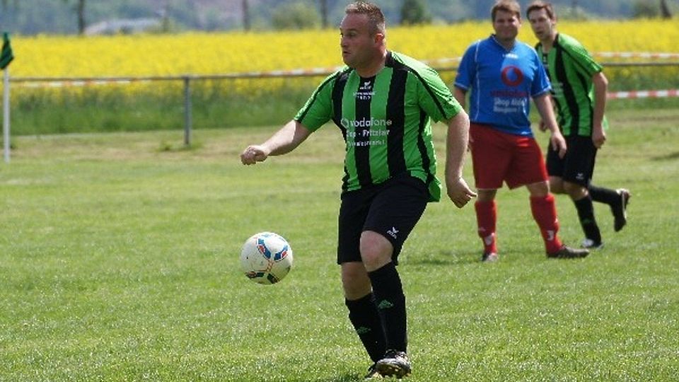 Der neue Betruer Bernd Dengler für die SG Lohreschütz am Ball