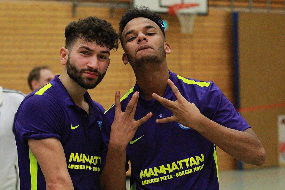 Nach dem finalen Schlusspfiff für jeden Spaß zu haben: die Kicker des SC Kelheim triumphierten wie im Vorjahr beim Sinzinger Hallenmasters. Foto: Würthele