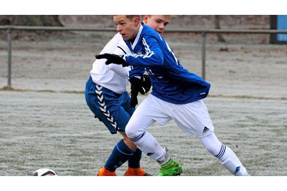 Flinke Füße: MSV-Flitzer Till Klimaczewski (blaues Trikot) zählte zu den auffälligsten Akteuren beim C-Junioren-Spiel gegen Babelsberg.   ©MZV/Gunnar Reblin