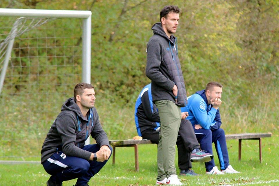 Valmir Loshi (stehend) legt sein Amt als Trainer der Reserve des 1. FC Garmisch-Partenkirchen nieder, sein Assistent Mirwan Rahmani (li.) übernimmt.