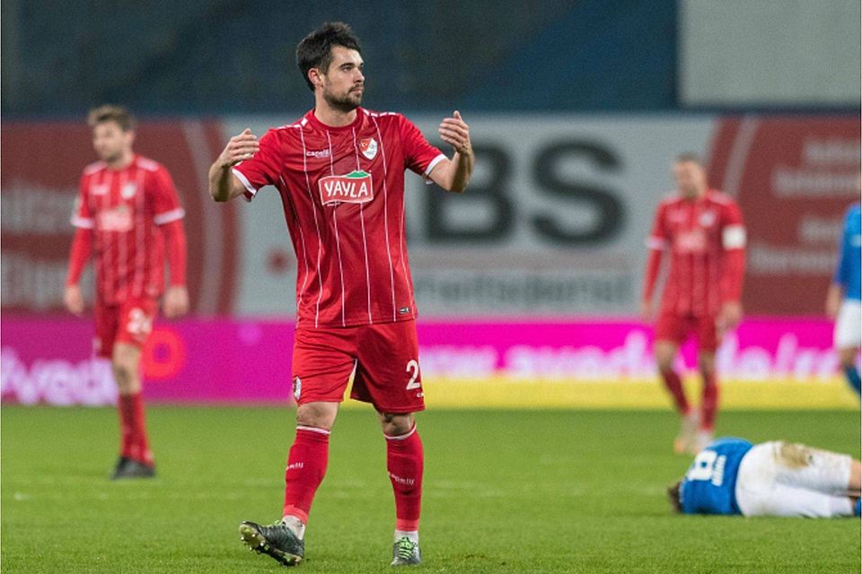 Aaron Berzel erwischte gegen Hansa Rostock einen rabenschwarzen Tag.