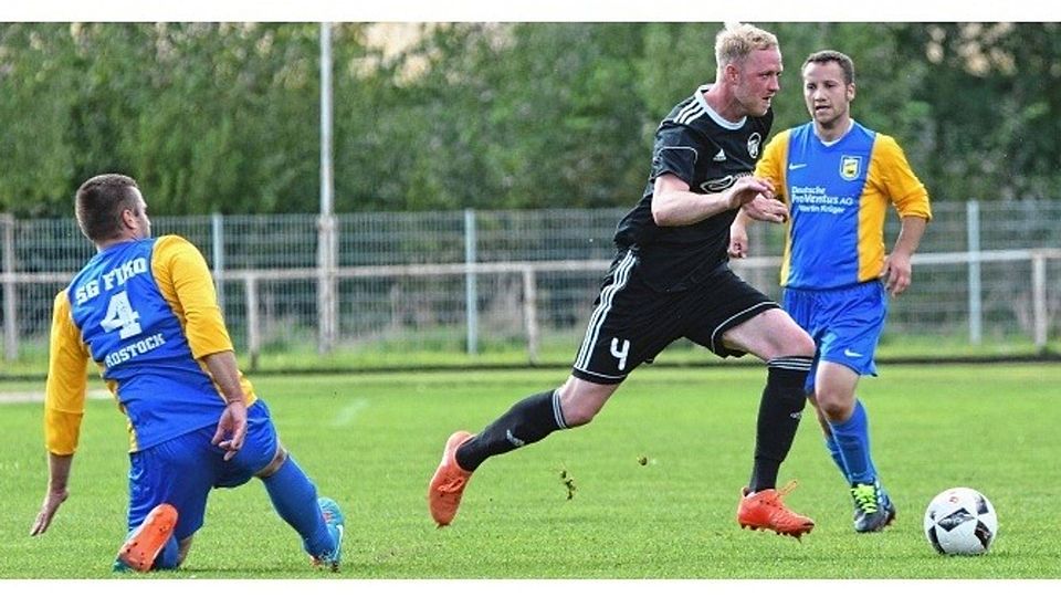 Bützows Maik Hehl (am Ball) glänzte gegen die SG Fiko Rostock mit zwei Torvorlagen. Tim Puskeiler