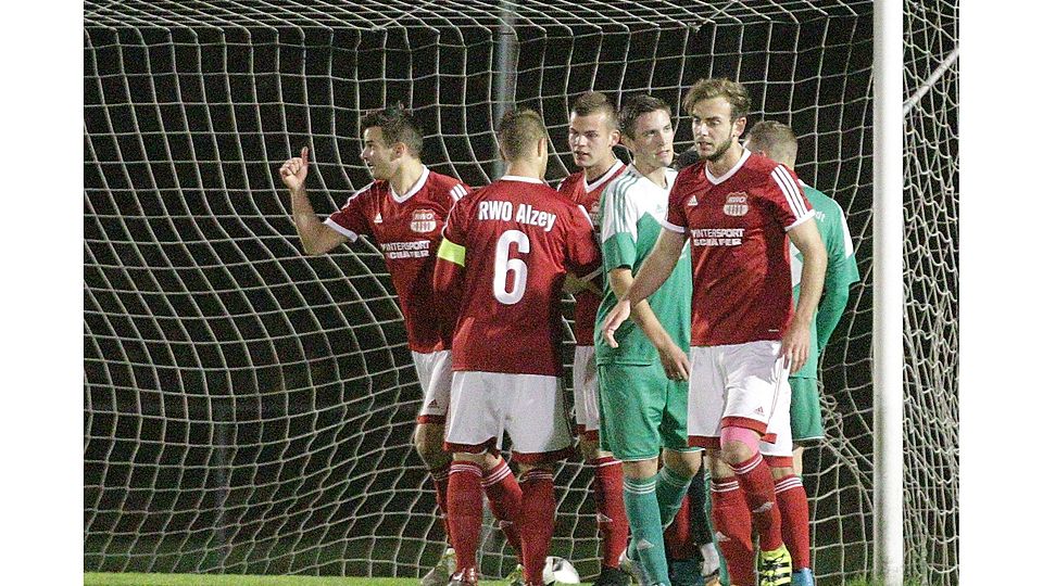 Beim Torjubel nach dem 1:0, von links Manuel Helmlinger, Kevin Boos, Torschütze Marcel Schumann (alle Alzey), Jochen Gillmann (VfR Grünstadt), Yannik Wex (Alzey) und Fabian Herchenhahn (Grünstadt), ahnte noch niemand, wie viel Arbeit an diesem Abend vor RWO liegt. Zur Belohnung gab es ein 3:1 und drei Punkte.
